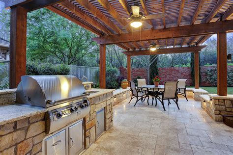 Find out which essential items you need to create a functional kitchen on your backyard patio or deck that you and your guests will love! Outdoor Kitchen - Texas Custom Patios