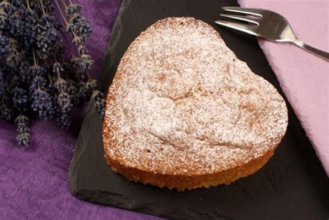Die glasur aus zartbitterkuvertüre mit gelee. Kleines Vanille-Herz | Rezept | Herzkuchen rezept, Kuchen ...