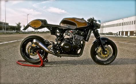 A café racer is a genre of sport motorcycles that originated among british motorcycle enthusiasts of the early 1960s in london. Triumph Speed Triple Cafe Racer - Grease n Gas