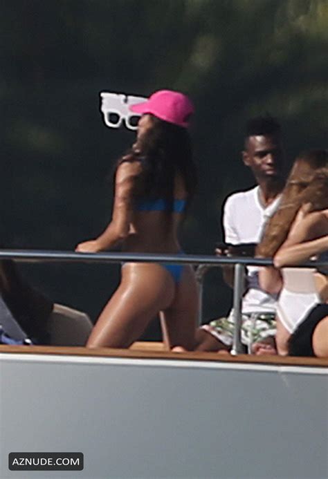 Shanina Shaik Celebrates Jasmine Tookes S Birthday On A Yacht In Miami