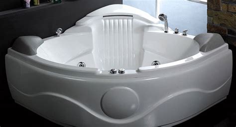 This spacious 25.75x68x34.5 inches (hxlxw) bathtub allows the structure to store up to 77 gallons of water. Stunning Bathtubs for Two