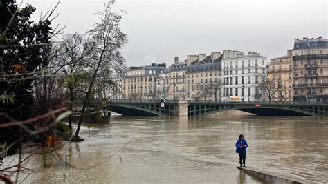 Seine River Paris Braces For Peak Flooding As River Rises