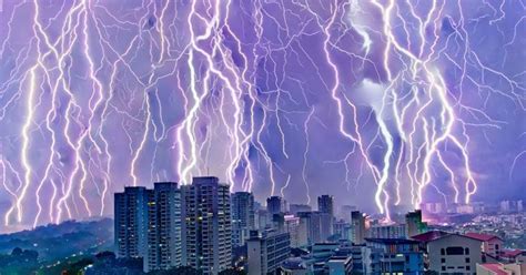 Sporean Photographer Captures Stunning Composite Photo Of Lightning