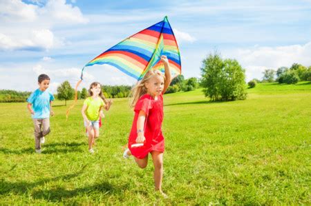 Todos dan vueltas alrededor cantando algún estribillo. ¿Cómo y cuánto crecen los niños? Las cuatro etapas de crecimiento