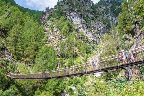 Hängebrücke über Die 1000 Stufen Schlucht Wandern In Südtirol