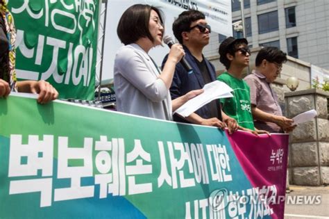 그 따위 정치는 이제 끝났습니다. '페미니스트 후보' 신지예, 벽보·현수막 무더기 훼손 '명백한 ...