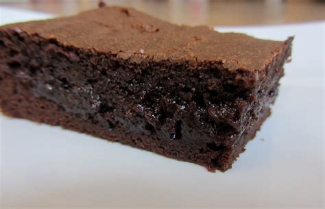 La simplicité d'une recette de gâteau au yaourt parfumé au chocolat blanc & citron. Dans la cuisine de Fanny: Gâteau fondant au chocolat