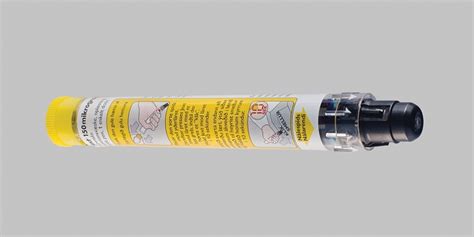 De voorgevulde pen wordt bediend door eenvoudigweg de zwarte injectortip tegen de buitenste dij te. Jext®