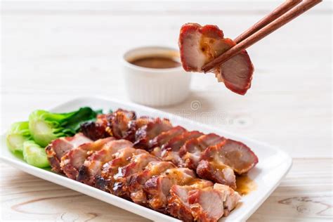 Carne rossa (maiale, manzo e agnello). Carne Di Maiale Rossa Del Barbecue Dell'arrosto Su Riso ...