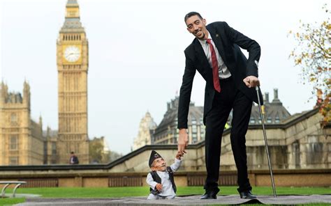 Worlds Tallest Man Comes Eye To Eye With Worlds Smallest Man For Guinness World Records Day