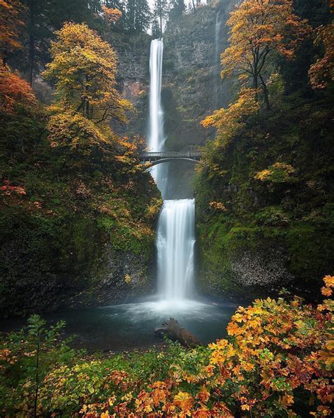 The Iconic Multnomah Falls With Beautiful Fall Colors By
