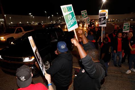 Uaw Gm Strike United Auto Workers Strike At 33 General Motors