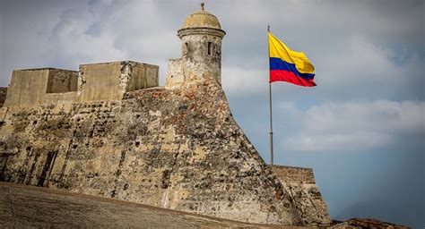 koˈlom.bja), officially the republic of colombia, is a tropical equatorial country in northern south america.it is in the northwest part of the continent, and it has an area of 1,141,748 km² (440,839 sq mi). 5 curiosos 'apodos' de algunas ciudades de Colombia