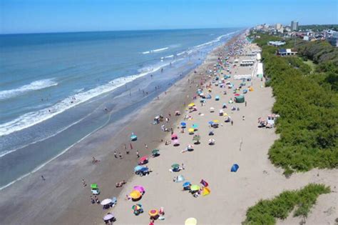 Los pescadores lograron sacarlo del agua aunque el hombre no tenía signos vitales. Alerta por crecida del mar en la Costa Atlántica ...