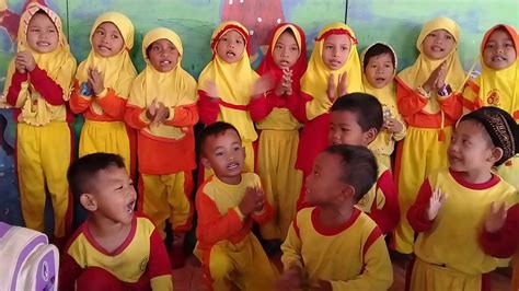 Pada usia seawal lima tahun, saloma sudah mula menyanyi dengan kugiran jalanan tempatan di kawasan tempat tinggalnya. Lagu anak " Taman Kanak-kanak" - YouTube