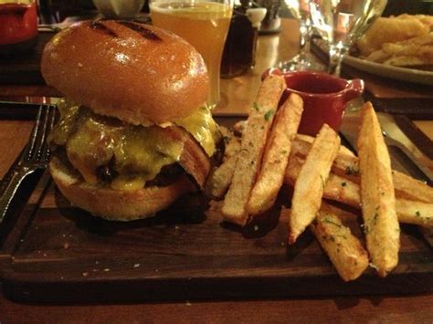 Press the balls down gently with your hands to form 4 patties. Beef Burger - Picture of Gordon Ramsay Pub & Grill, Las ...