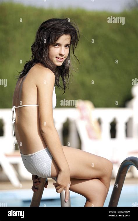 Jahre Alt Teen Girl Bikini Fotos Und Bildmaterial In Hoher