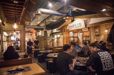 10 restaurants for birthday dinner in Toronto that are good for large