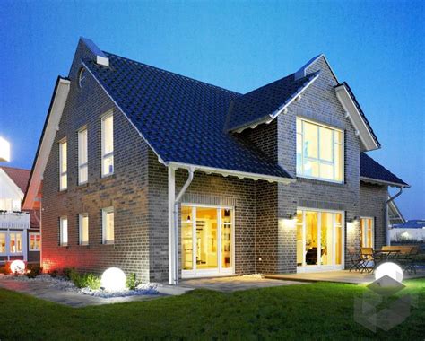 Für klinkerriemchen, die einfach mit der fassade verklebt werden, ist kein eigenes fundament nötig. Fertighaus mit Klinkerfassade | Haus, Landhaus plan, Haus ...
