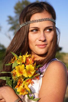 The 1970′s shag haircut trend is starting up again with famous celebrities like meg ryan and lisa rinna wearing various styles. 1970s headband | Headband hairstyles, 1970s hairstyles ...