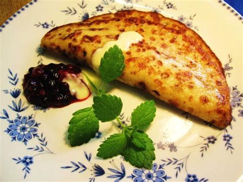 This is usually a big hit with kids, and fairly easy to make. Eierkuchen mit Vanillesoße ... - Rezept - kochbar.de