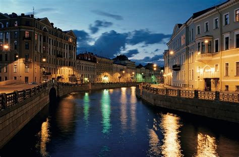 Das venedig des nordens liegt auf 42 inseln und beeindruckt durch ein prachtvolles stadtbild, das die geschichte der letzten jahrhunderte beeindruckend widerspiegelt. Kreuzfahrten nach St. Petersburg | Hafen, Ausflüge ...