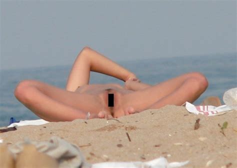 【激写】ヌーディストビーチで美少女が開脚したまま寝ちゃった結果ww（画像あり） ポッカキット