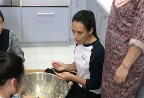 Video tular raja permaisuri agong, tunku azizah aminah maimunah iskandariah dipanggil 'kakak' ketika membeli durian di gerai tanpa protokol. Biodata Tengku Puan Pahang, Tunku Azizah Aminah Maimunah ...