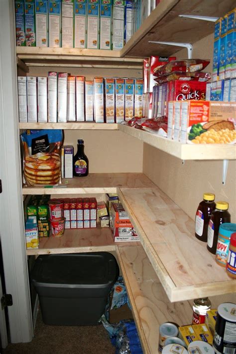 Seen on hgtv, using mason jars and the space under the upper kitchen cabinets as a partial pantry. Épinglé par Christina Iannacco sur Basement | Relooking ...