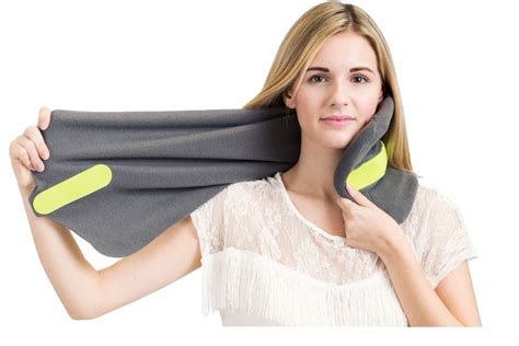 Jika ingin mengompres leher dengan es batu, bungkuslah beberapa butir es 2. 5 Bantal Leher Paling Nyaman untuk Teman Travelingmu