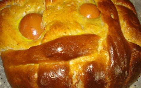 There are various different versions. Lenda do Folar da Páscoa - a tradição de oferecer um folar ...