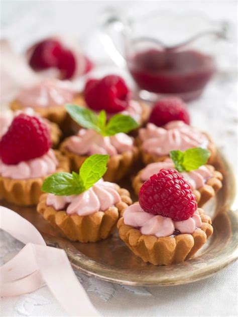 Eine kuchenform fetten und mehlen. Mini-Tartelettes mit Himbeercreme | Himbeercreme, Süßes ...