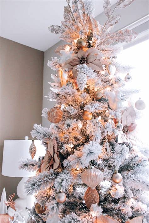 With its rose gold and silver color theme, it provides a classy and luxurious kind of vibe. Blush Pink, Rose Gold, & White Christmas Decor