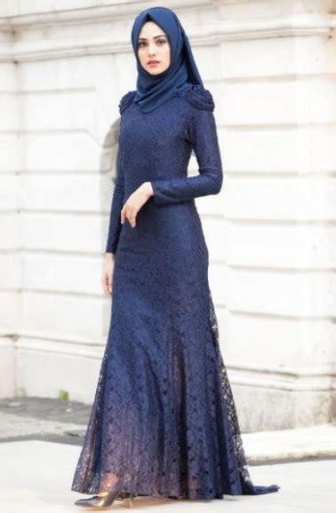 Long dress brokat ini kini digunakan untuk wanita berhijab maupun yang tidak berhijab. 120+ Model Baju Pesta Terbaru Tahun 2019 (Simple & Modern)