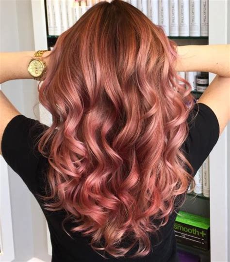 These rose gold blonde hair highlights are perfectly balanced and you can see how they blend into one another effortlessly in all those cascading curls. 20 Brilliant Rose Gold Hair Color Ideas for 2020