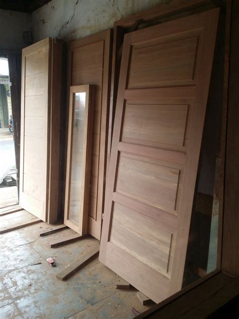 Beberapa kayu jenis ini dapat ditemui dengan serat agak keputihan. 23 Pintu Kayu Meranti Motif Masa Kini!