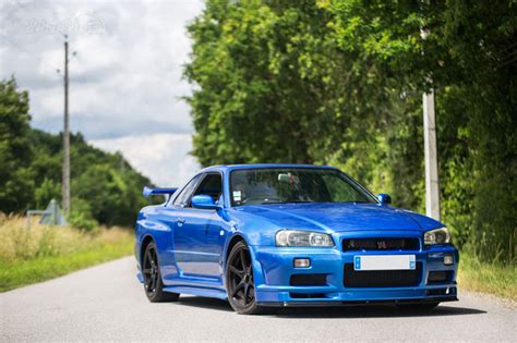 The r33 which it replaced was a great car but the r34 gtr is much more advanced in every area. NISSAN SKYLINE GT-R R34 (1999-2002) - GUIDE OCCASION