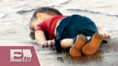 Las Fuertes Fotos Del Niño Ahogado En Playa De Turquía Entre Mujeres