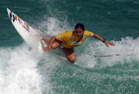 Maya gabeira bezwang im februar eine 22,4 meter hohe #welle. Kampf zu Wasser und zu Lande - Surferin stellt Weltrekord auf