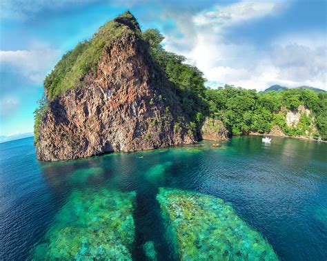 Dominica (amtlich commonwealth dominica) ist ein inselstaat in den kleinen antillen in der östlichen karibik. 10 Reasons to Visit Dominica from the World's Top Travel Media