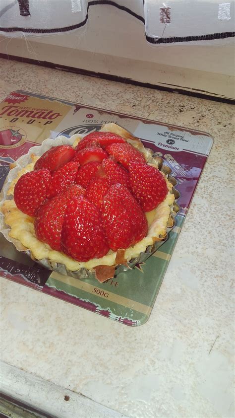 une délicieuse tarte aux fraises et crème parfumée et gourmande strawberry fruit food