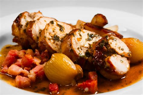 Conejo guisado, conejo en salsa, conejo al horno… son algunas de las deliciosas recetas que encontrarás a continuación y que te ayudarán a preparar un plato que no al ser una carne baja en calorías es ideal si queremos mantener la línea, eso sí convienen cocinar el conejo con pocas grasas. Conejo en salsa al horno - Recetín