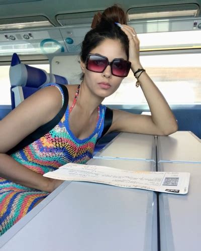 प्रियंका इतकीच ग्लॅमरस आहे तिची बहीण मीरा चोप्रा पाहा स्टाइलिश फोटो Marathi News Priyanka