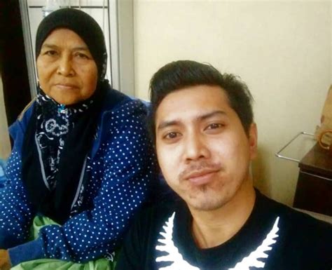 Faisal memutuskan untuk berhenti dari pekerjaannya dan dia juga tidak dapat melakukan kerja berat dan ibunya, azlina abdul aziz, 29, berkata, penyakit anak sulungnya itu dikesan selepas menjalani pembedahan membuang air dalam kepala di hospital. Khidmat Jaga Ibu Sakit Bukan Beban, Malah Anak Muda Ni ...