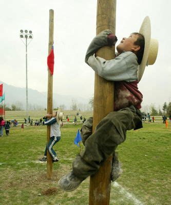 El palo encebado, también llamado palo ensebado o cucaña, es un juego popular muy practicado en las fiestas de muchos países latinoamericanos, españa o filipinas. COLECCIÓN DE JUEGOS: Juegos, retos y competencias con ...