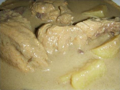 Oleskan madu dan minyak goreng pada gunakan tusuk gigi agar beras tidak keluar dari dalam ayam saat dimasak. Cook Notes Iffat Altamis: Masak Ayam Kurma
