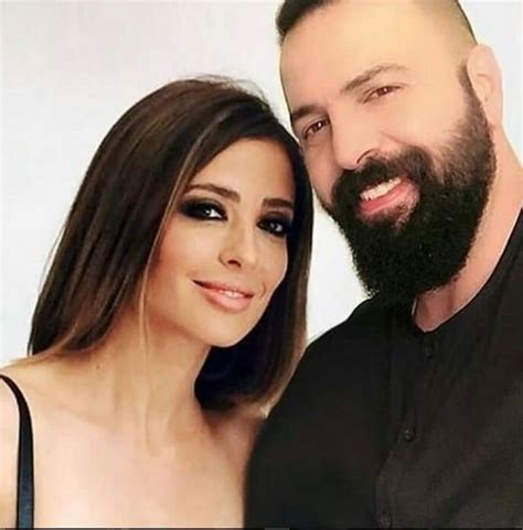 ما زال خبر انفصال النجم السوري #تيم_حسن عن الاعلامية المصرية #وفاء_الكيلاني يشكل صدمة.فمنذ إعلان الاعلامي اللبناني إيلي باسيل عن النبأ وينشغل رواد مواقع. وفاء الكيلاني تكشف عن صورة أولادها.. وتيم حسن يعلق
