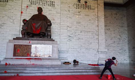 Politics Squared A Look At Tiananmen Square And Chiang Kai Shek Memorial Travelogues From