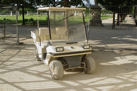 Find the perfect tuilerien stock photo. Dieses Elektromobil, das einem Golfkart ähnelt, sah ich am ...