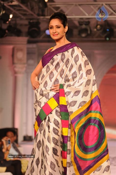 Sonakshi Sinha At The Rajguru Fashion Parade Photo 44 Of 47